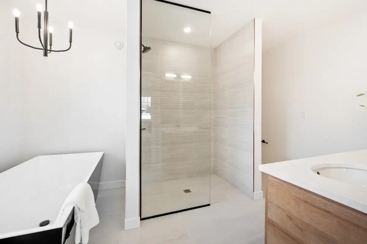 Prix pose paroi de douche : le vrai coût à prévoir avec & sans fourniture