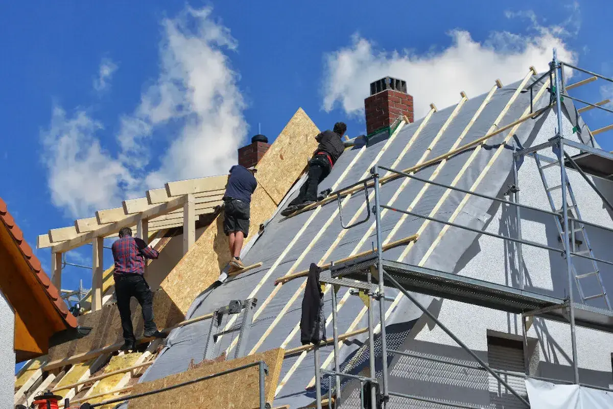 Rehausse d'une maison : avantages, prix & étapes pour rehausser sa toiture