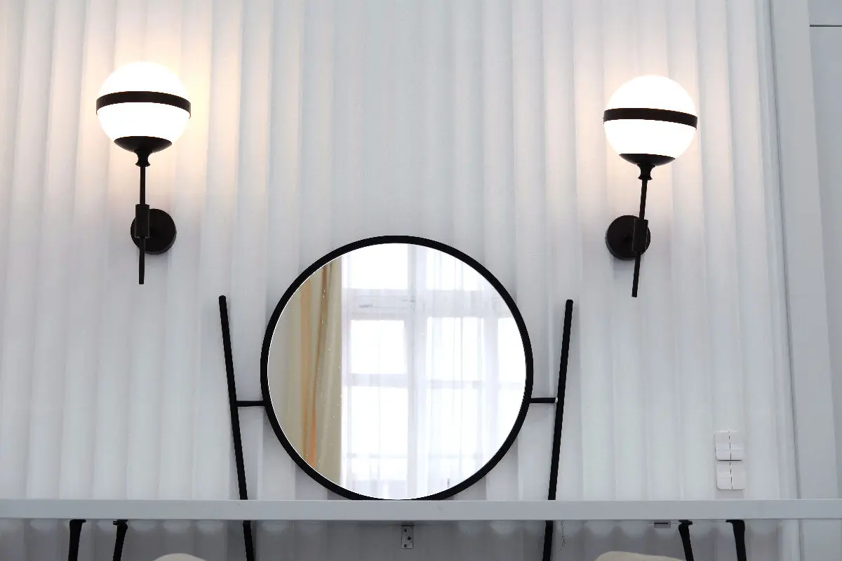 Comment fixer un objet lourd sans percer ? 6 astuces pratiques