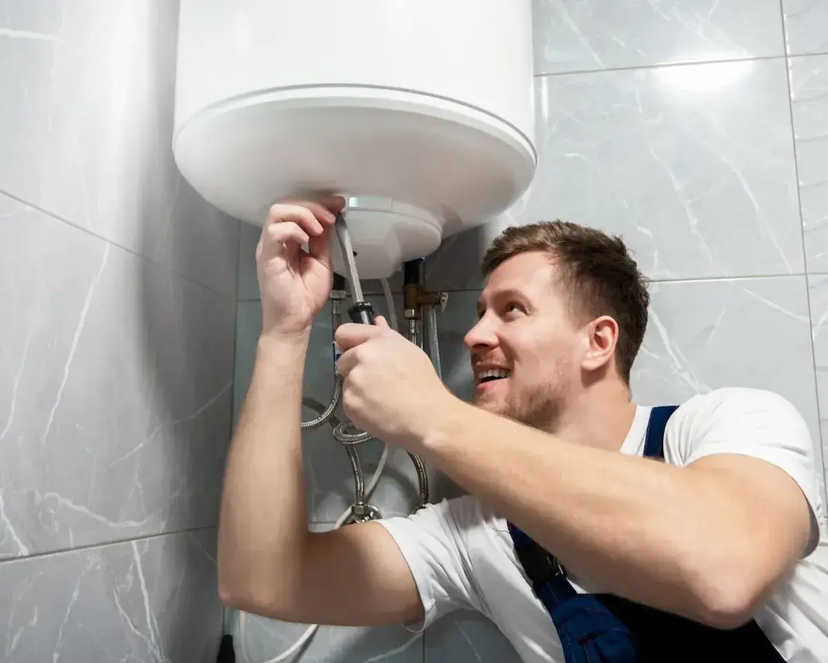 Chauffe-eau qui fuit : identifiez la cause et réparez rapidement