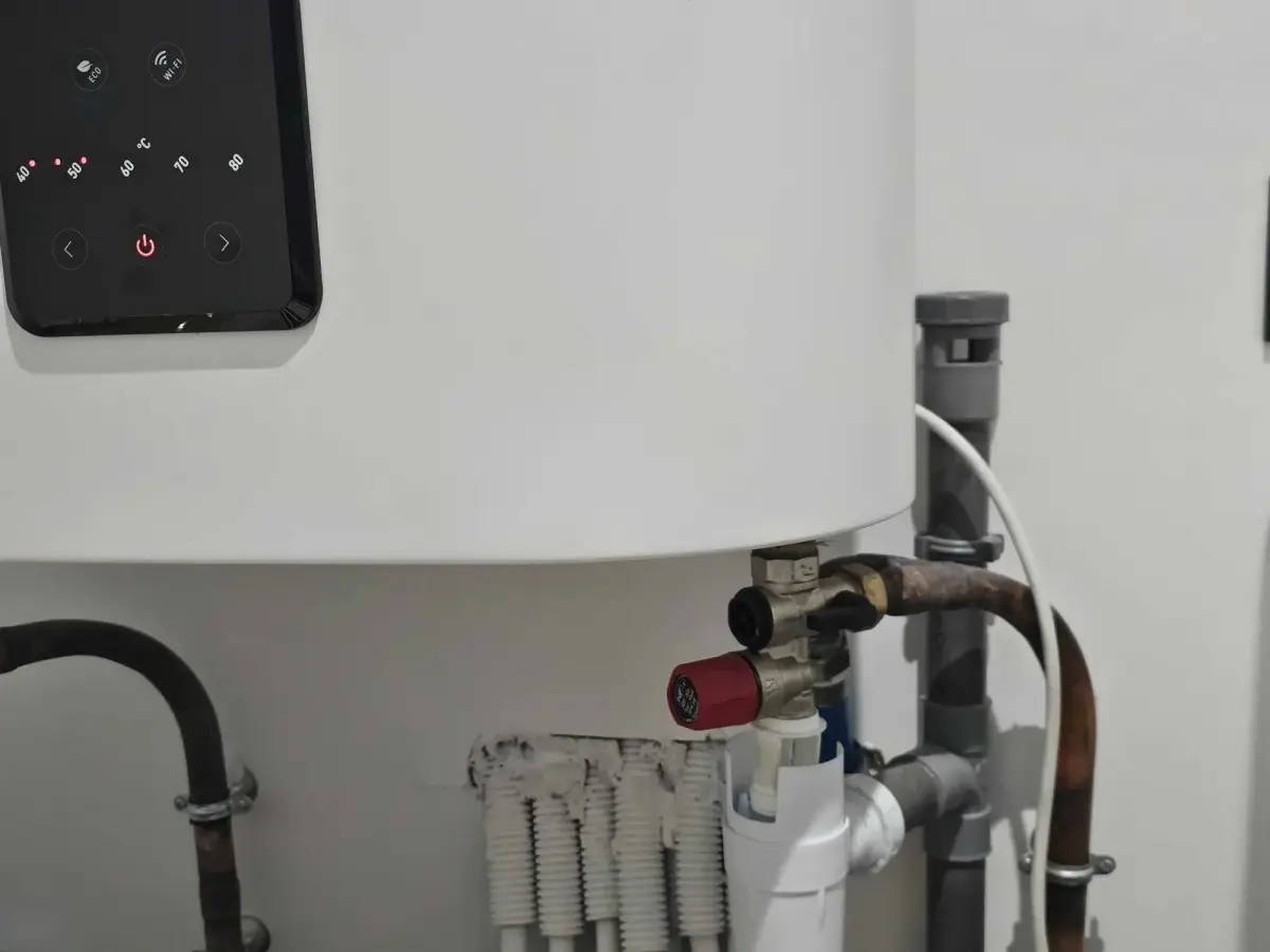 Chauffe-eau qui goutte 💧 : est-ce normal et que faire ?