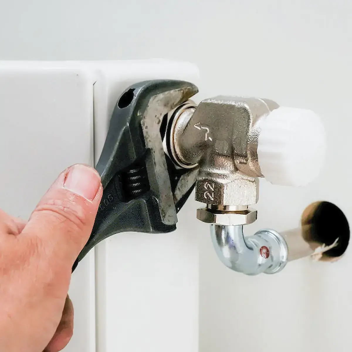 Mon radiateur fuit : que faire ? Causes, conseils & prix pour le réparer