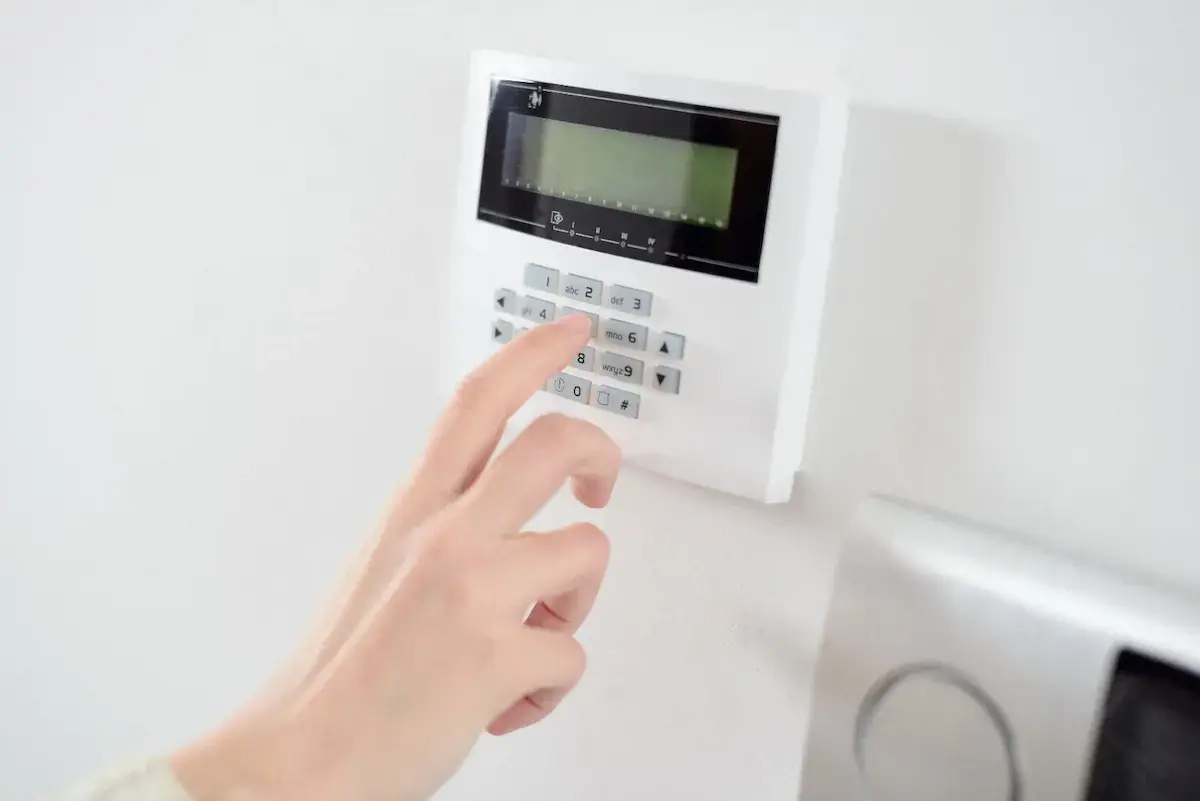 Combien coûte une alarme maison ? Tous les prix selon le type de système