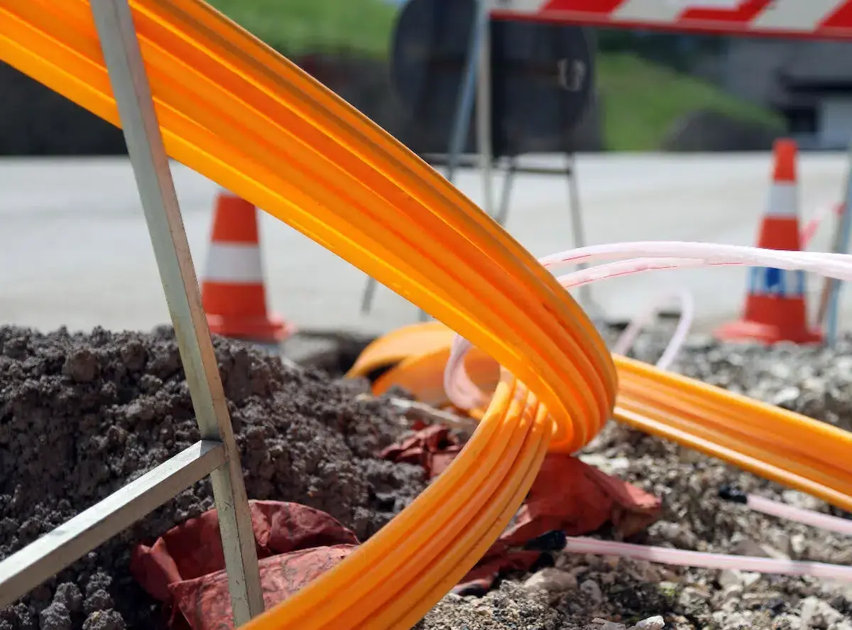 Problème de raccordement pour la fibre : ce qu’il faut faire si le fourreau télécom est bouché & qui appeler