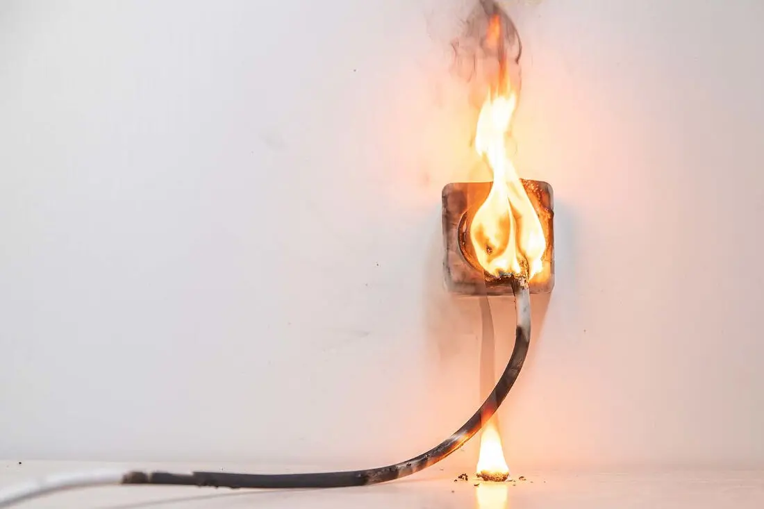 Prise qui chauffe & qui fume : que faire pour éviter l'incendie ?