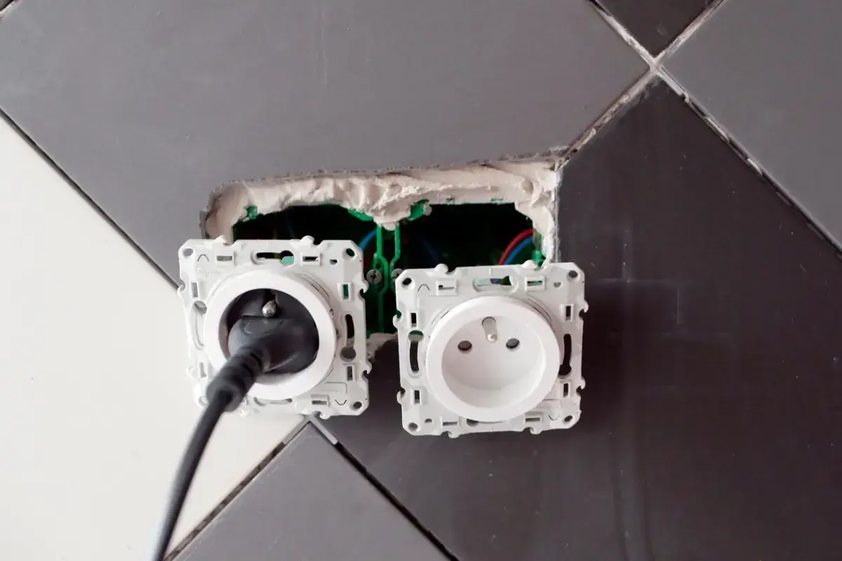 Combien coûte la pose d’une prise électrique en rénovation ?