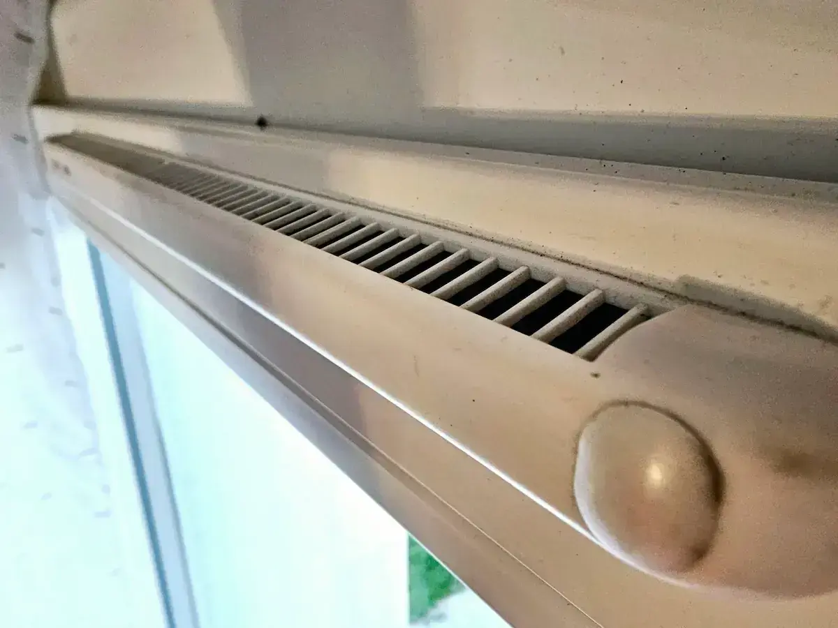 Comment installer une grille d’aération sur une fenêtre PVC et améliorer le confort intérieur ?