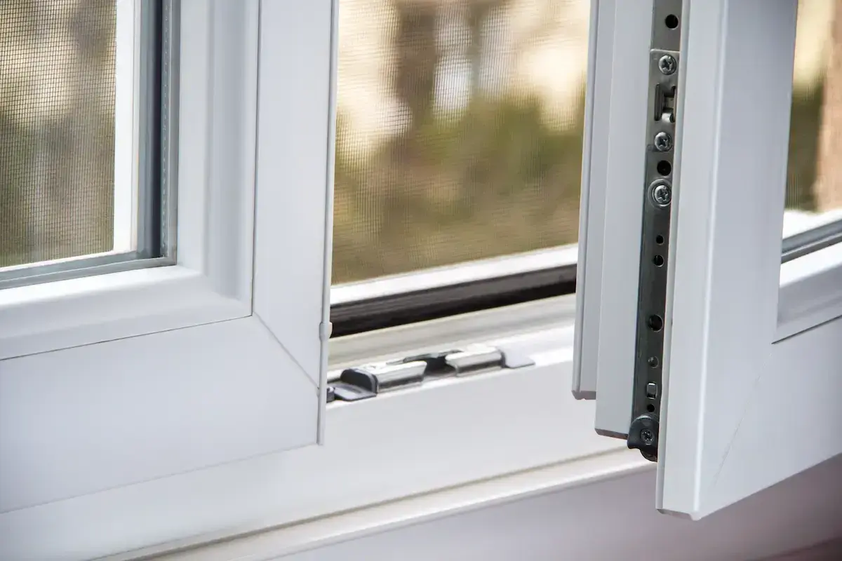 Réglage d'une fenêtre PVC : comment stopper l'air qui passe ?