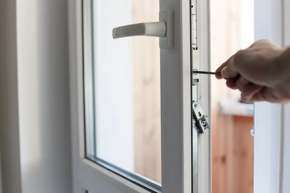 Porte-fenêtre PVC qui frotte en bas : le réglage express à faire