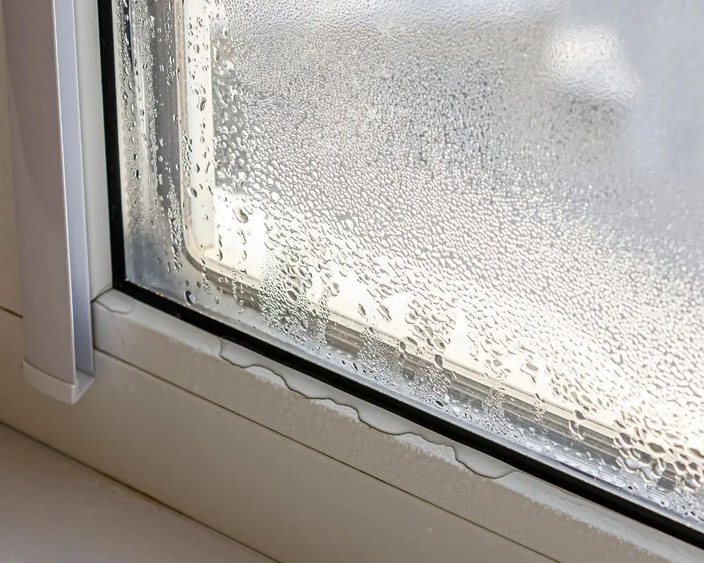 Trou en bas d'une baie vitrée : rôle & solutions pour le cacher