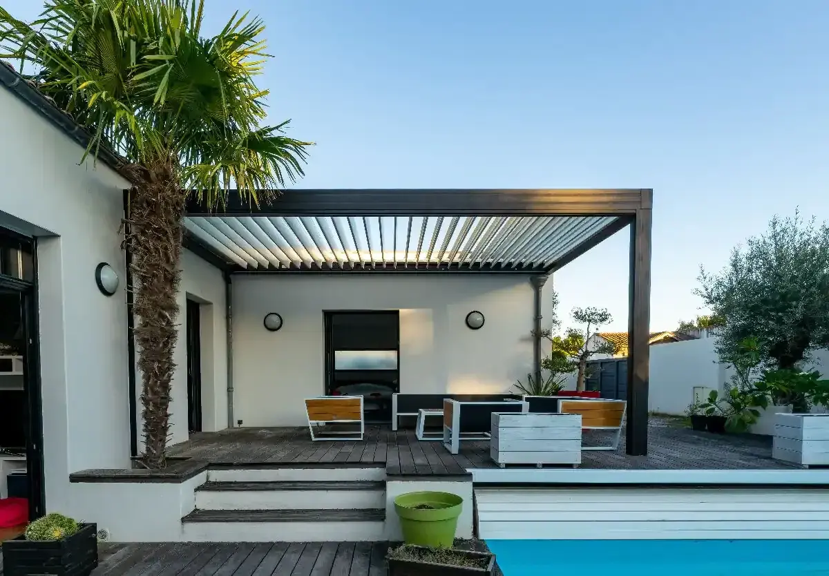 Prix pergola bioclimatique : coût moyen, tarif de pose & devis