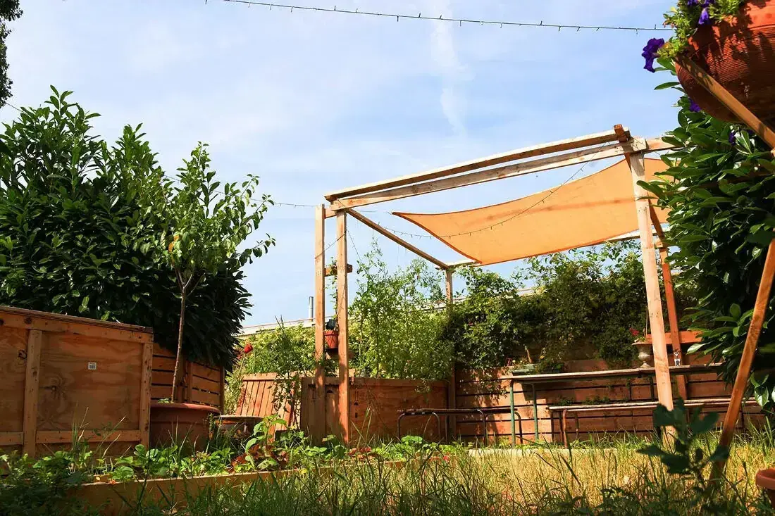 Pergola qui s'envole : comment la protéger en cas de vent fort ?