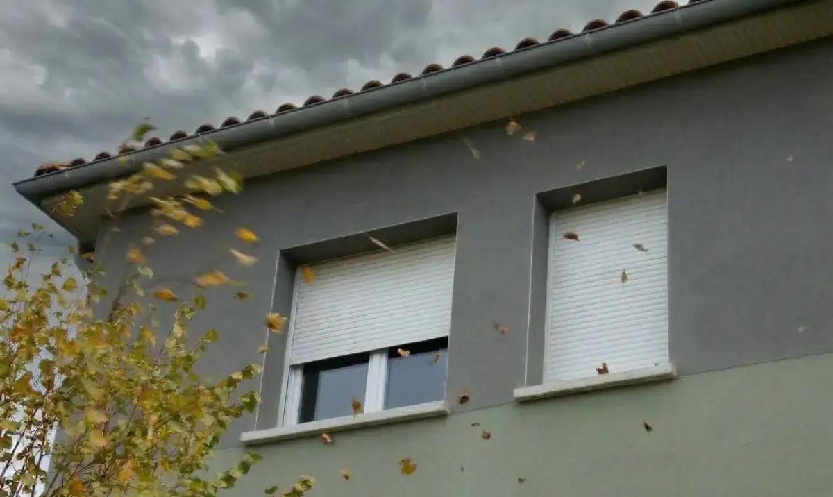 Volet roulant qui bouge et s’abîme avec le vent : causes et solutions pour le stabiliser