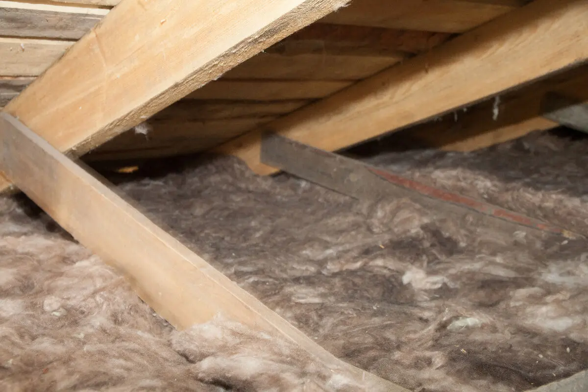 Isolation des combles : pourquoi vous avez tout intérêt à enlever la vieille laine de verre ?