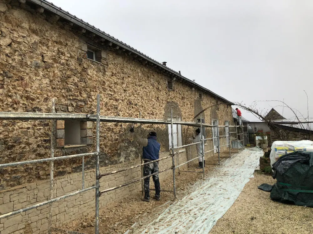 Isoler un mur en pierre humide : méthodes sûres (après traitement)