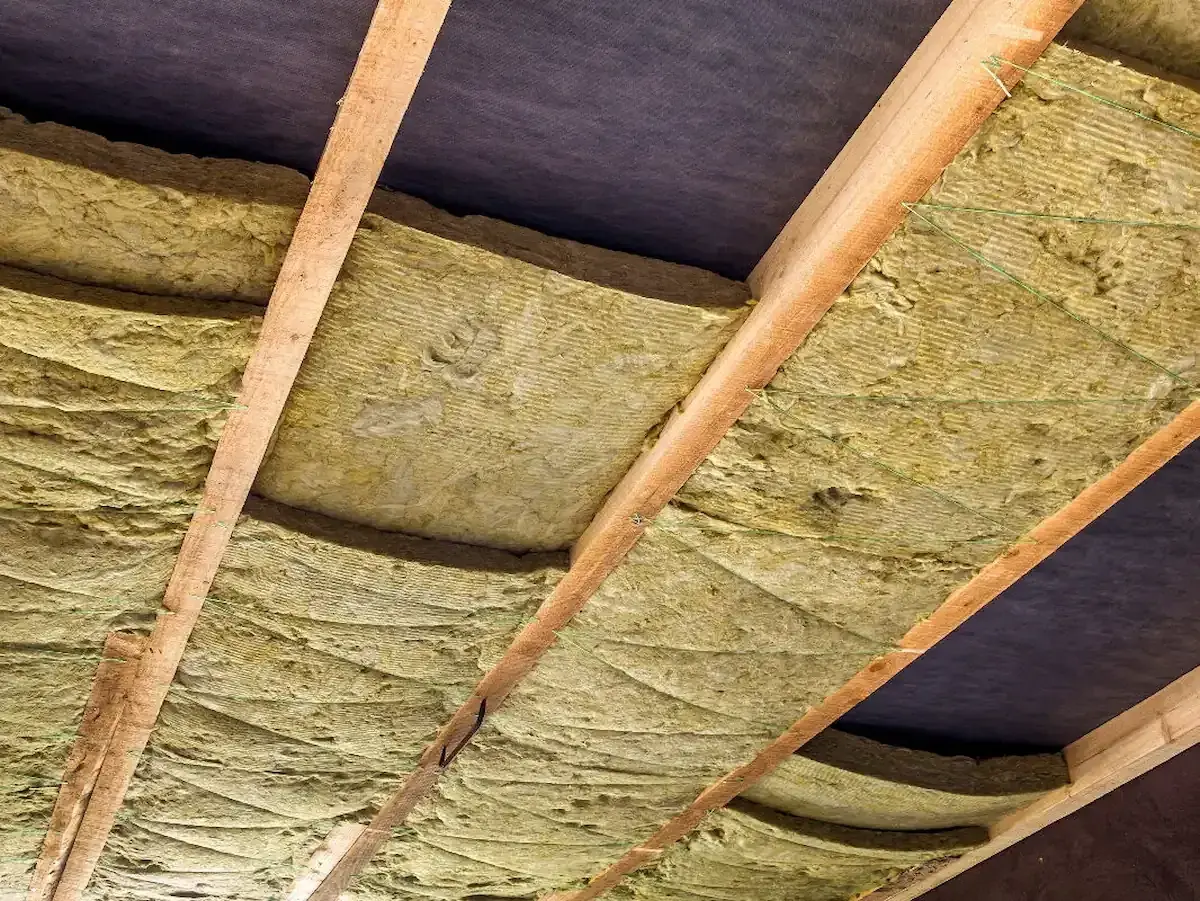 Isolation phonique plafond : pourquoi, comment & à quel prix ?