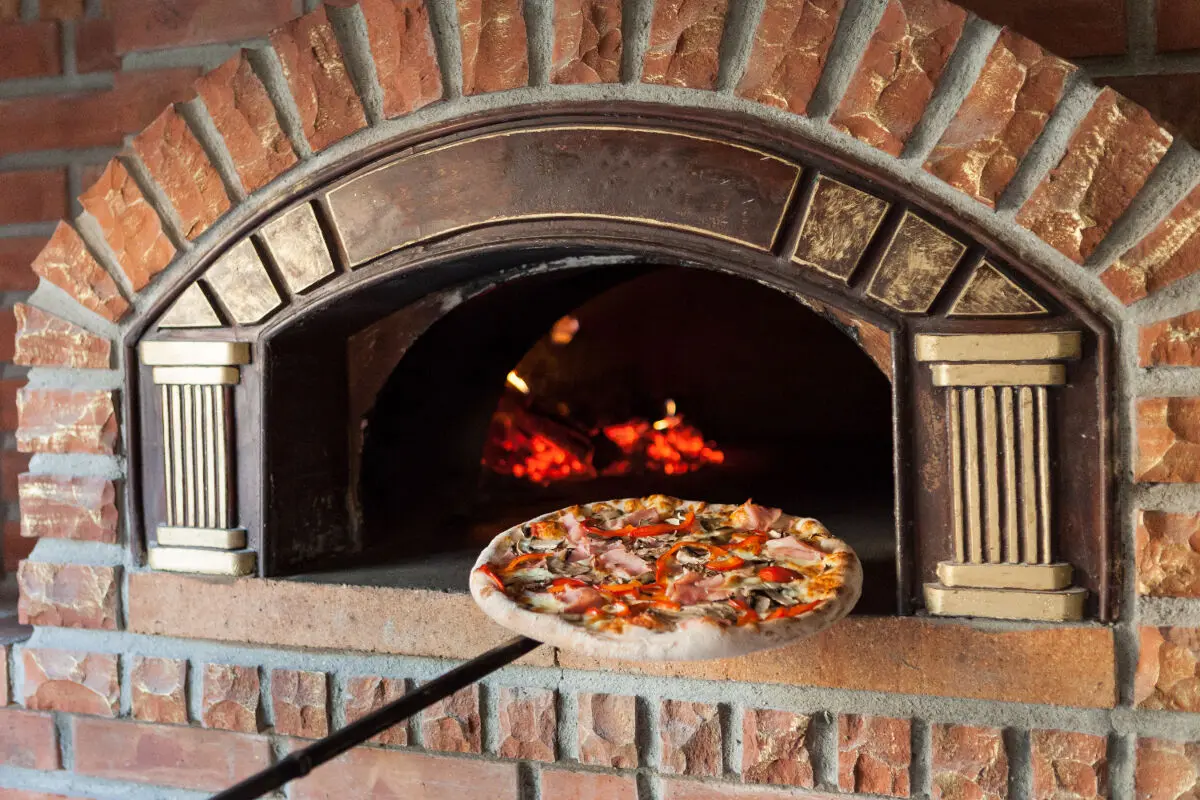 Fabriquer un four à pizza : étapes, prix & conseils