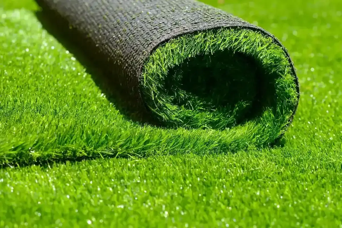 Gazon synthétique 🌱 : prix, pose et conseils pour bien choisir