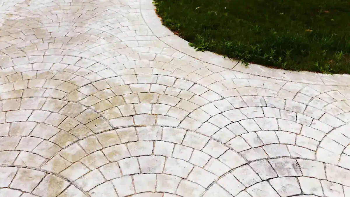 Béton imprimé : prix au m2, coût de la pose, conseils & exemple de devis