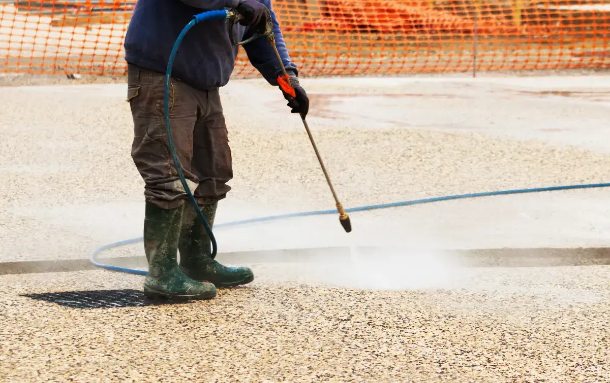 Comment faire du béton désactivé ? Étapes, épaisseur et erreurs à éviter