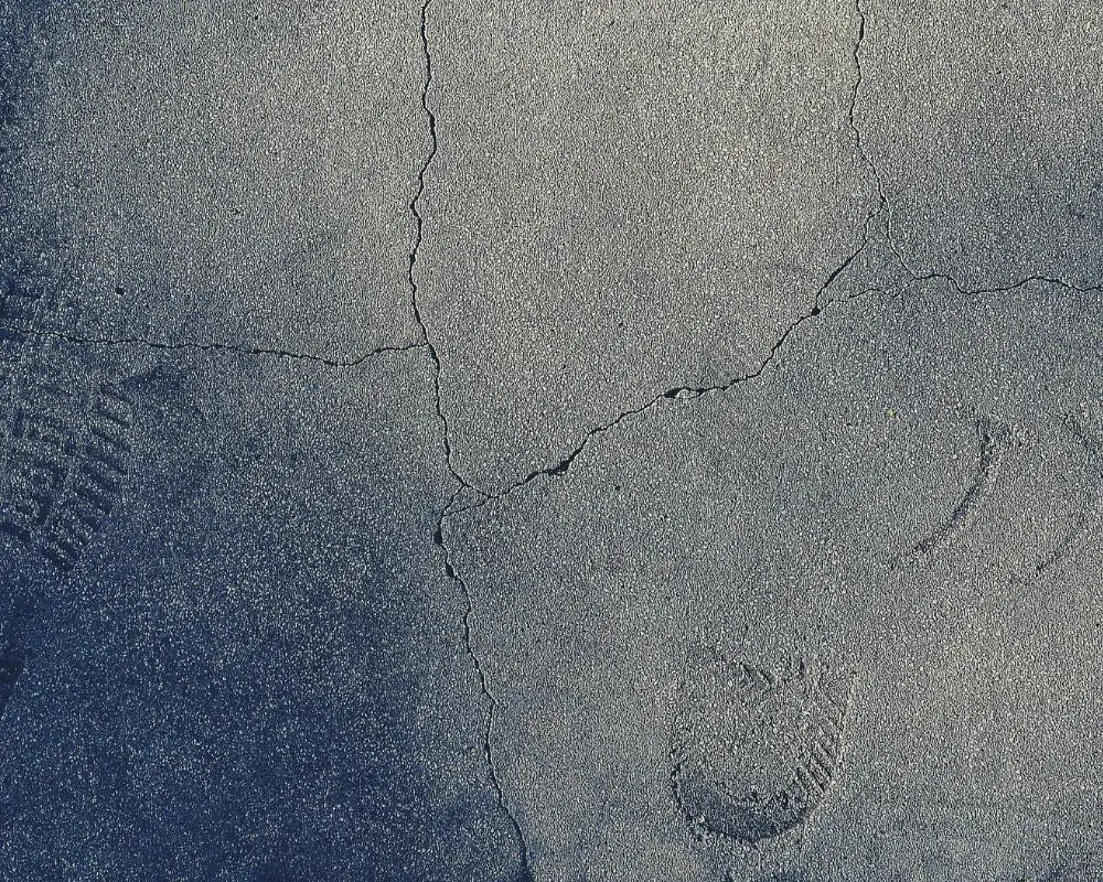 Dalle béton qui part en poussière : causes & solutions