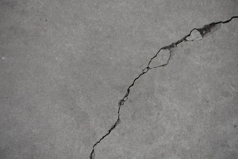 Dalle béton : pourquoi se fissure-t-elle et comment la consolider ?