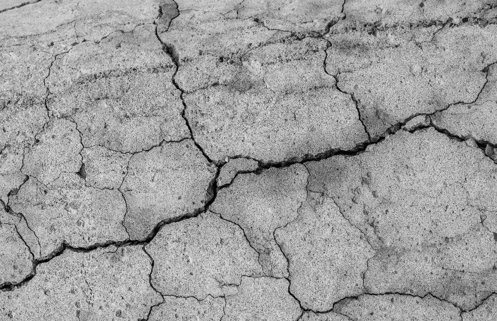 Dalle béton qui se soulève et se déforme : causes & solutions