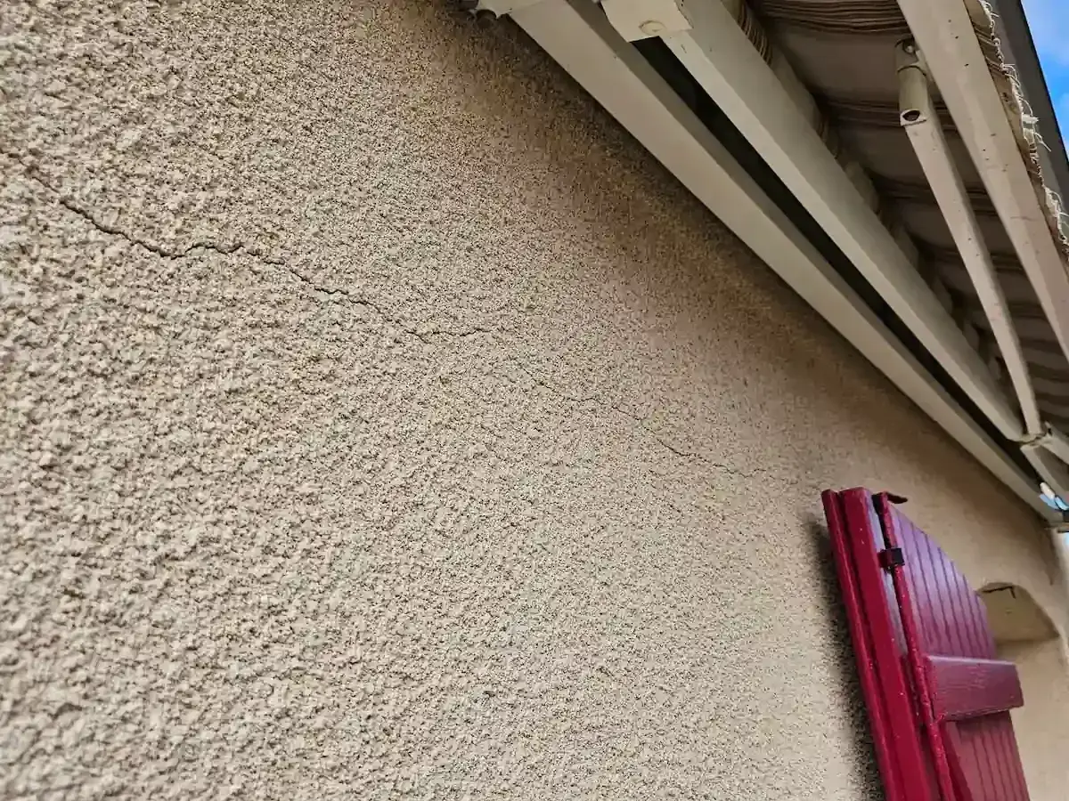 Fissure horizontale dans une maison : causes & solutions