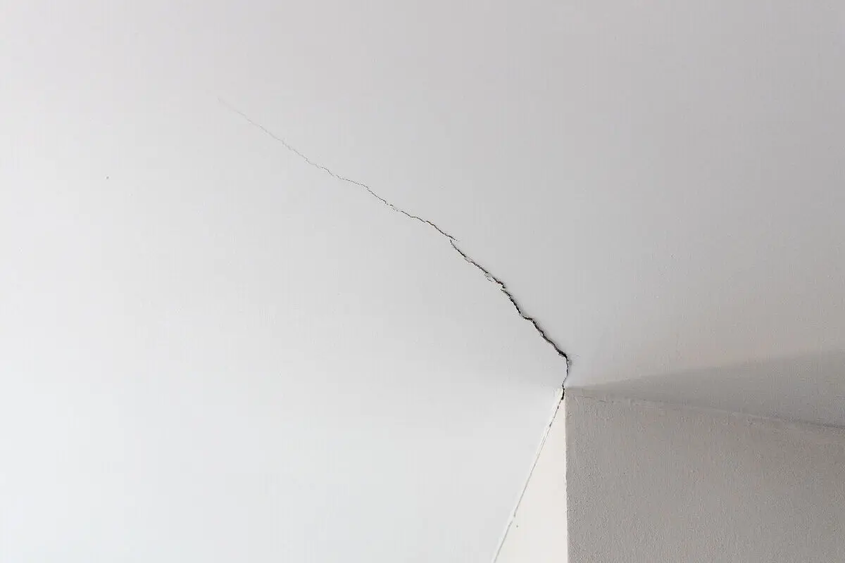 Fissure au plafond qui revient : causes, solutions & prix