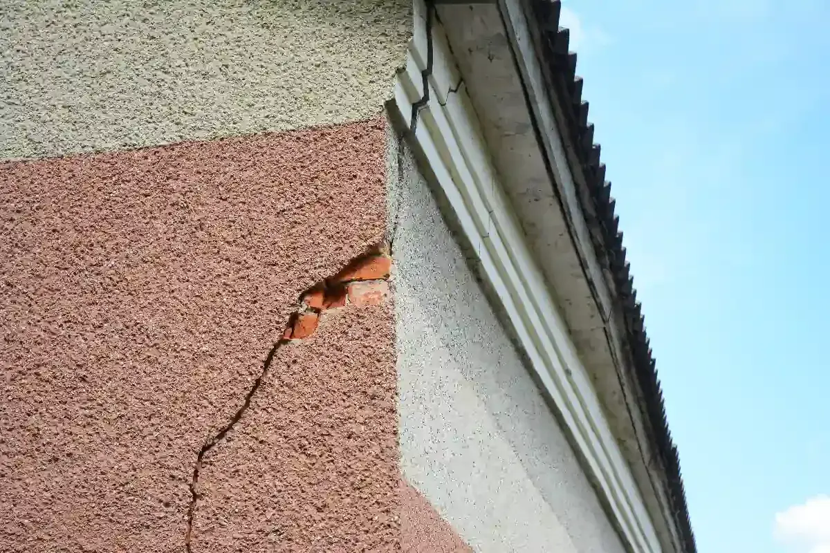 Réparer une grosse fissure dans un mur extérieur : prix, techniques & conseils