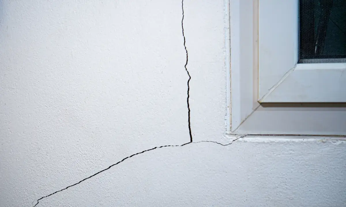 Réparer un mur fissuré : guide complet pour l’intérieur et l’extérieur