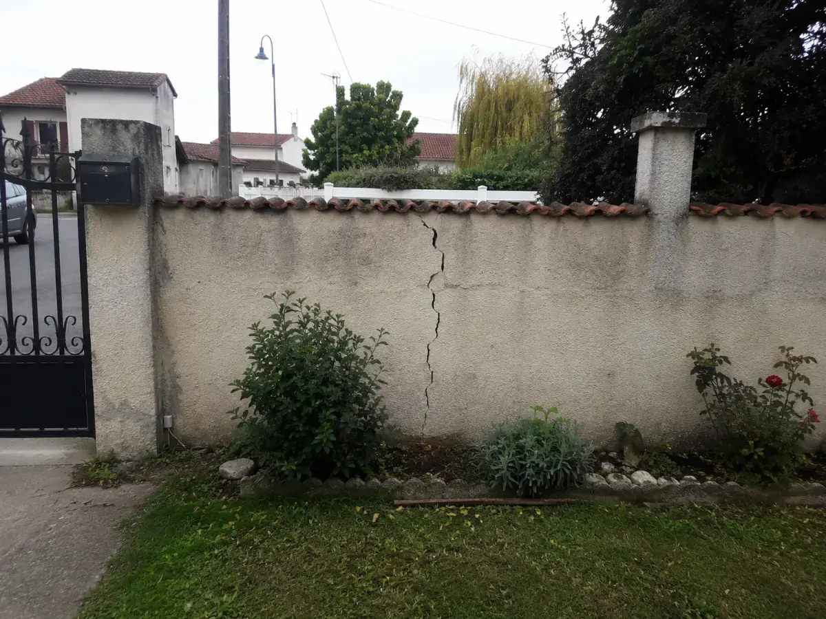 Comment réparer un muret fissuré ? Solutions pour renforcer vos clôtures de jardin