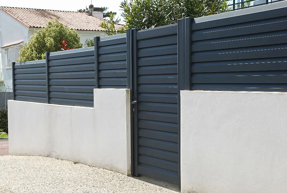 Comment monter une clôture sur un muret déjà existant ?