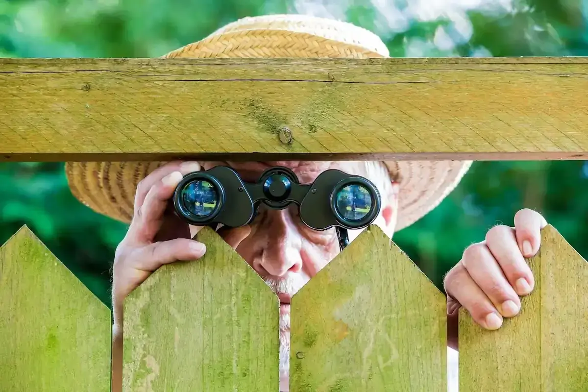 🛡️ Comment se protéger du vis à vis ? 5 solutions simples et efficaces