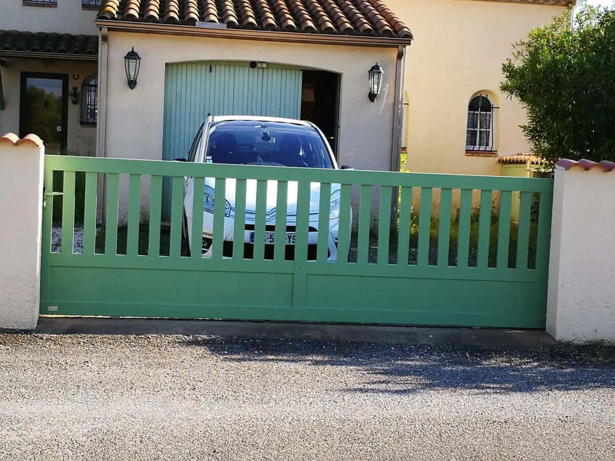 Portail battant ou coulissant en aluminium : lequel choisir selon la configuration de son terrain ?