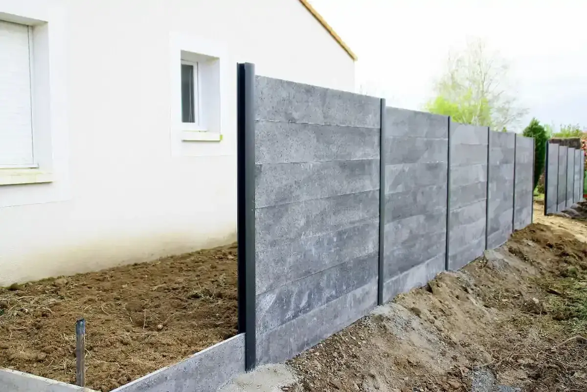 Prix d'une clôture en plaques béton 💰: bien budgétiser sa palissade
