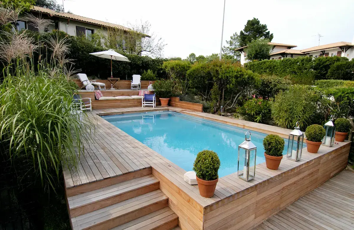 Pourquoi choisir une piscine semi-enterrée ? 4 avantages