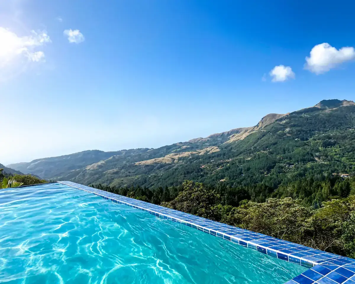 Piscine sur terrain en pente 🏔️ : 6 idées qui changent tout !