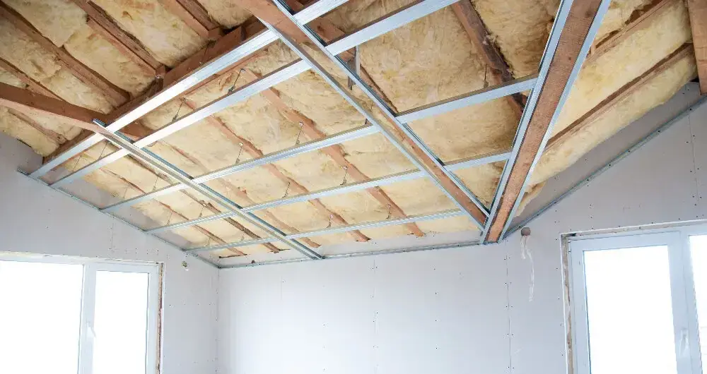 Comment bien isoler un faux plafond ? Conseils et prix au m2