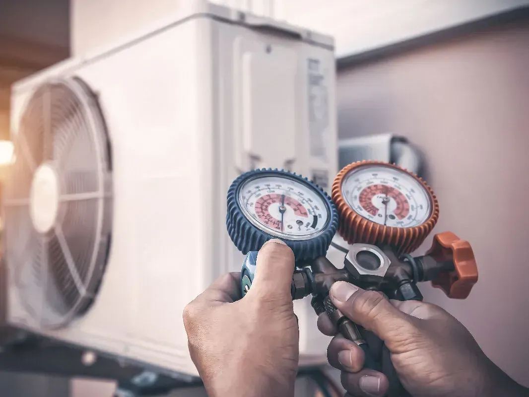 Manque de gaz de pompe à chaleur : fuites, causes et solutions