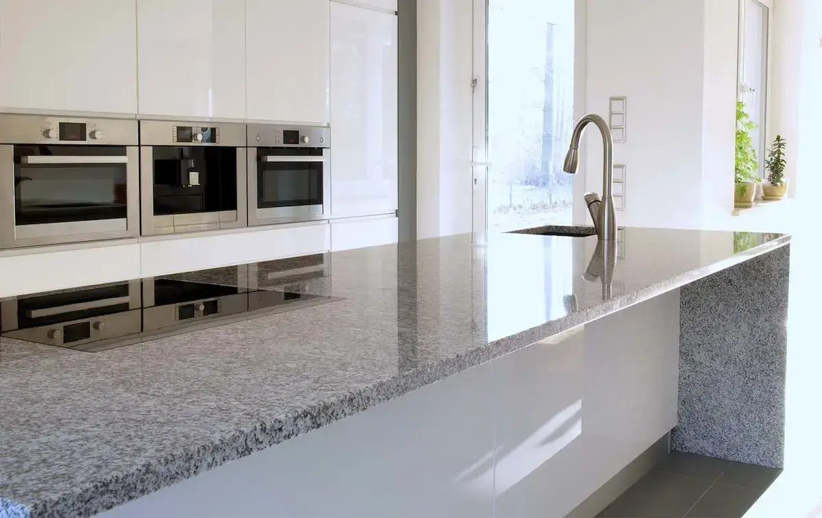 Plan de travail en granit : quel prix pour une cuisine chic ✨ ?