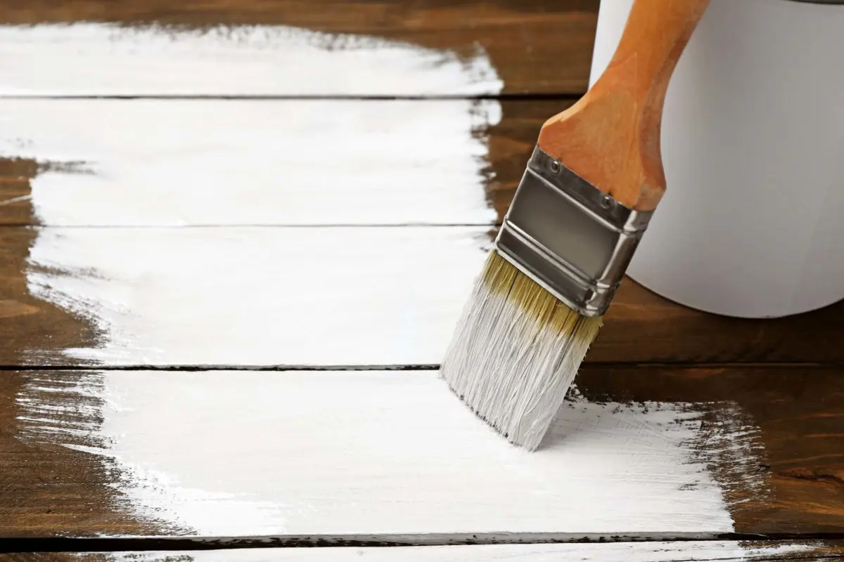 Peinture blanche qui jaunit sur du bois : que faire ?
