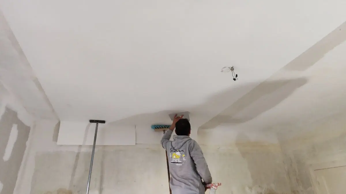 Rénover un plafond : comment récupérer un plafond abîmé ?