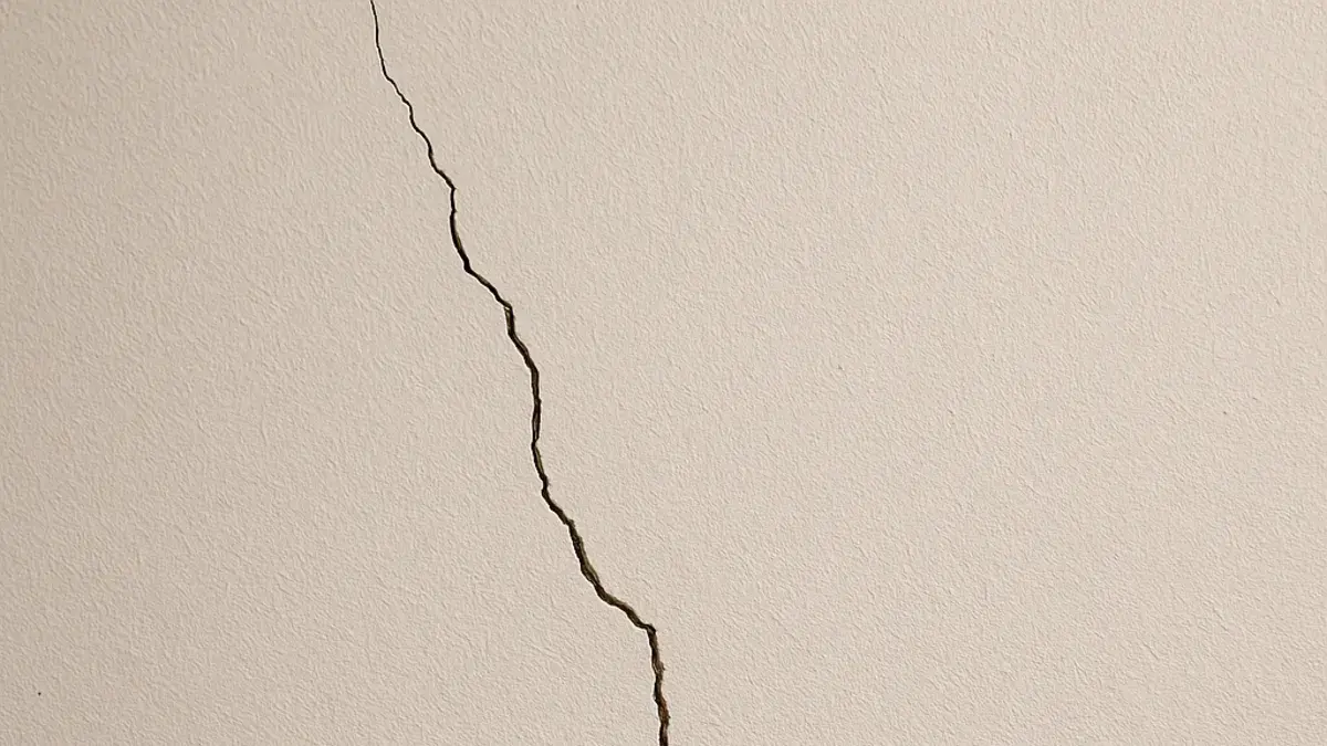 Fissure placo : quand s'inquiéter et comment la réparer durablement ?