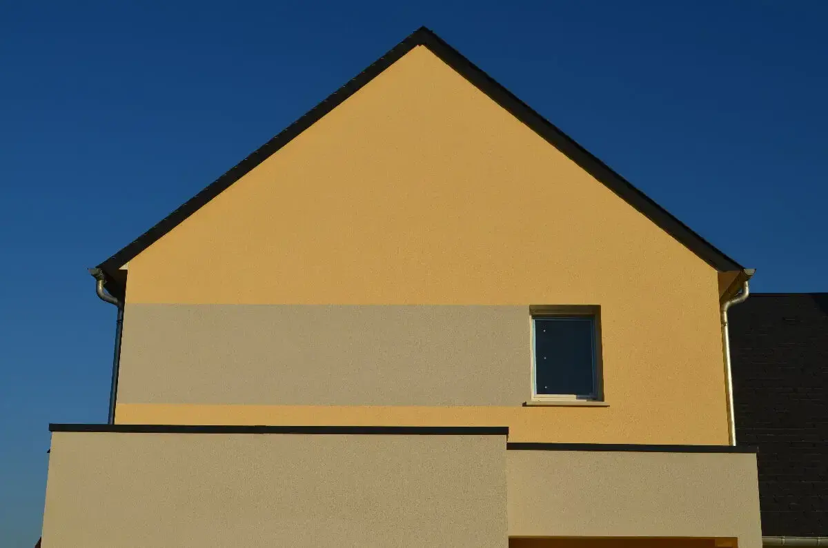 Comment peindre un crépi ? 6 étapes pour réussir vos travaux