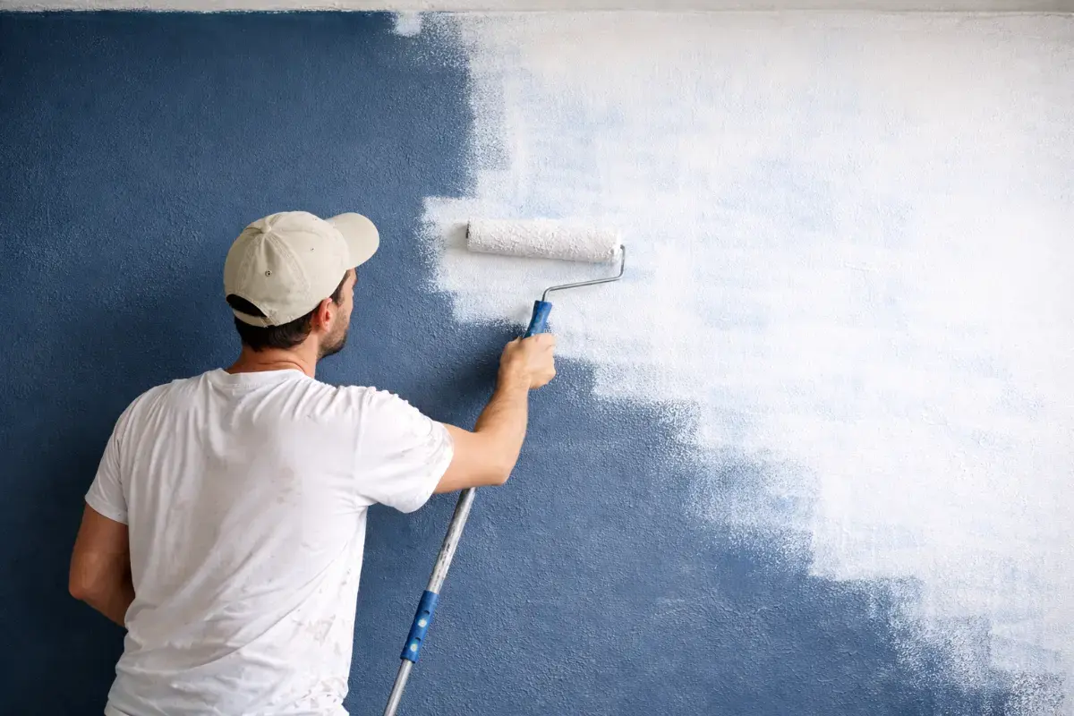 Comment repeindre un mur foncé en blanc ? Étapes et matériel