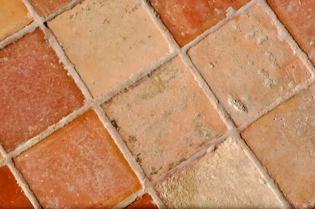 Comment bien nettoyer et décaper des tomettes anciennes ?