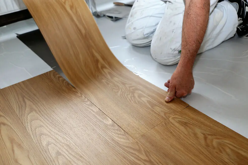 Lame PVC adhésive qui se décolle : pourquoi et que faire ?
