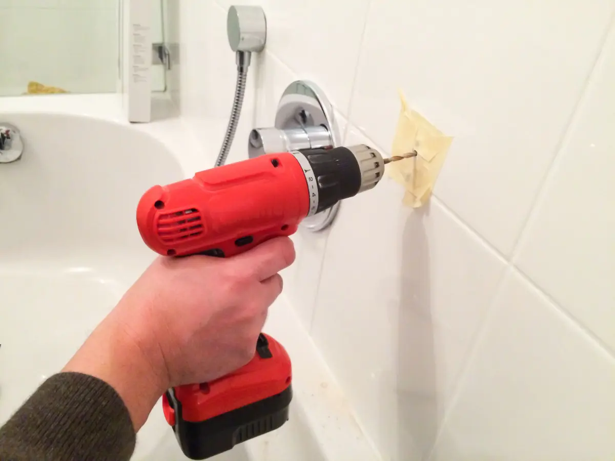 Comment faire un trou dans le carrelage sans le casser ?