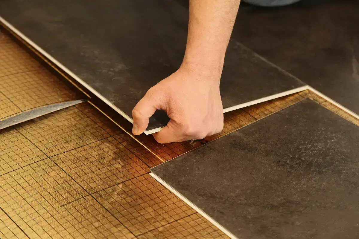 Tarifs, budget & conseils pour poser des lames PVC clipsables au m²